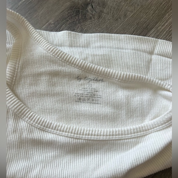 Off the shoulder white crop Top - Picture 2 of 2